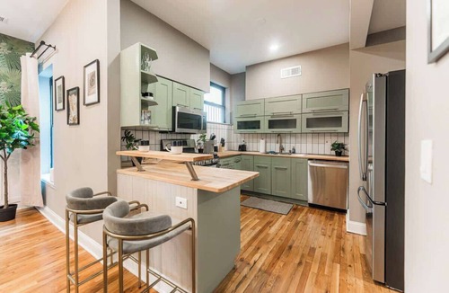 Kenwood Apartment | Hyde Park Luxury Stay 5BR Near Lake & UChicago