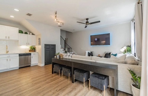 Courier City - Oscawana House | Hyde Park/SoHo/Downtown 2/2 Townhome