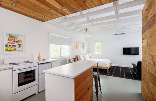 Hyde Park Apartment | 🌸 Hyde Park Studio Near UT + Downtown | Pastel Casita 🌿