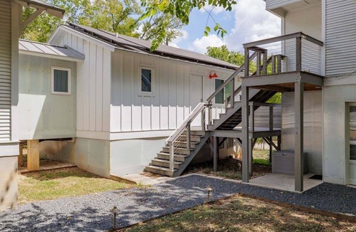 Hyde Park Apartment | 🌸 Hyde Park Studio Near UT + Downtown | Pastel Casita 🌿