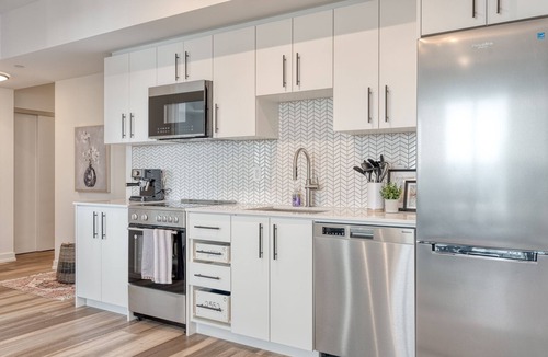 Kitchener Apartment | Hydropool Spa HotTub/Bowling Alley/Sauna/Patio/BBQ/Games - Gorgeous Corner Condo