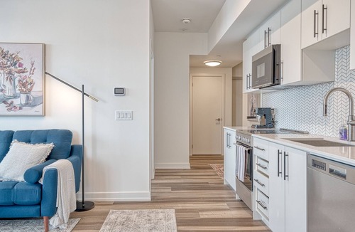 Kitchener Apartment | Hydropool Spa HotTub/Bowling Alley/Sauna/Patio/BBQ/Games - Gorgeous Corner Condo