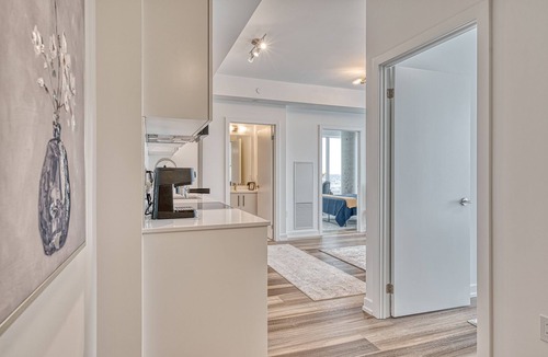 Kitchener Apartment | Hydropool Spa HotTub/Bowling Alley/Sauna/Patio/BBQ/Games - Gorgeous Corner Condo