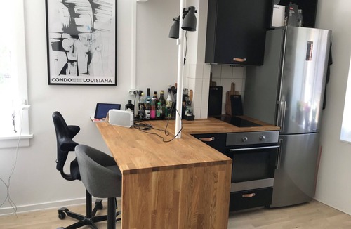 Amager Condo | Hyggelig Lejlighed med 2 Altaner tæt på Metro og Indkøbsfaciliteter