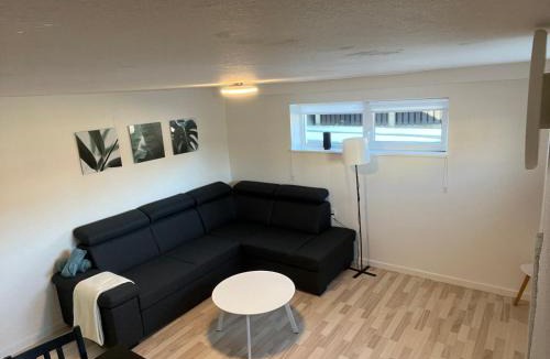 Herning Apartment | Hyggelig & lys kælderlejlighed