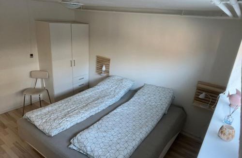 Herning Apartment | Hyggelig & lys kælderlejlighed