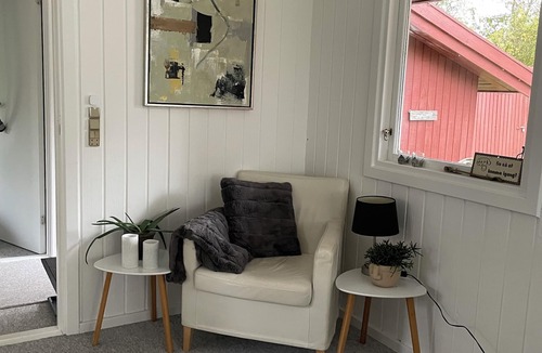 Maribo Cottage | Hyggelig og Familievenligt Ø-sommerhus Omgivet af Vand, Natur og Rigeligt med ro