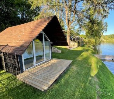 Egedal Kommune House | Hyggelig sommerhus. med udsigt, til vand fra senge