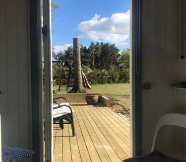 Vibæk Strand House | Hyggeligt sommerhus i Ebeltoft, tæt på strand og skov.