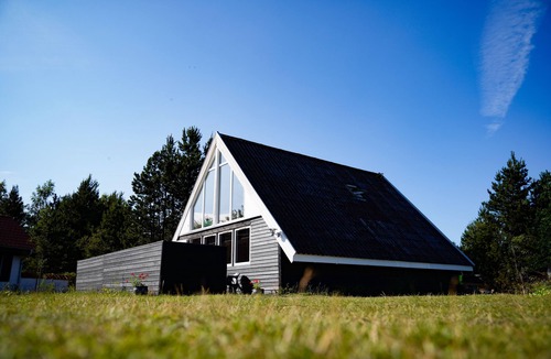 Hou Cottage | Hyggeligt Sommerhus i Hals nær Strand og by