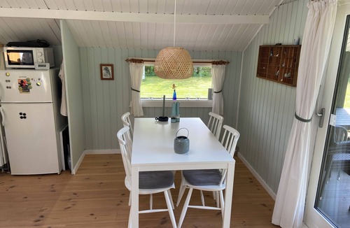 Skovmose Cabin | Hyggeligt sommerhus med stor privat have og 800 meter til stranden.