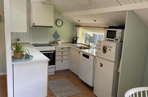 Skovmose Cabin | Hyggeligt sommerhus med stor privat have og 800 meter til stranden.