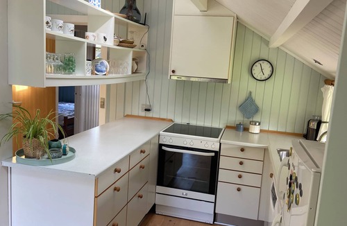 Skovmose Cabin | Hyggeligt sommerhus med stor privat have og 800 meter til stranden.