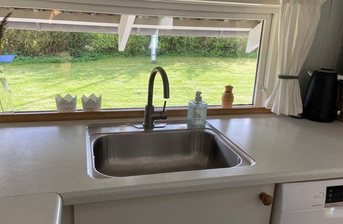 Skovmose Cabin | Hyggeligt sommerhus med stor privat have og 800 meter til stranden.