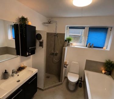 Lunderskov House | Hyggeligt Værelse med fælles opholdsrum og toilet