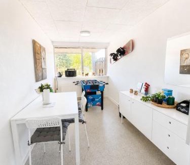 Lunderskov House | Hyggeligt Værelse med fælles opholdsrum og toilet