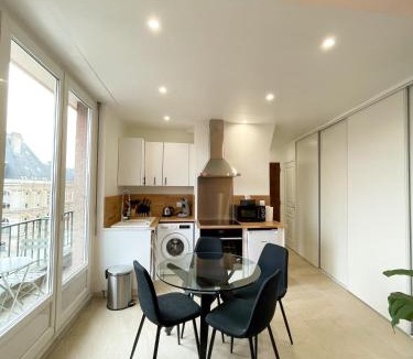 Centre Ville Apartment | Hyper Centre, Ascenseur, Balcon, emplacement & vue incroyable, spacieux