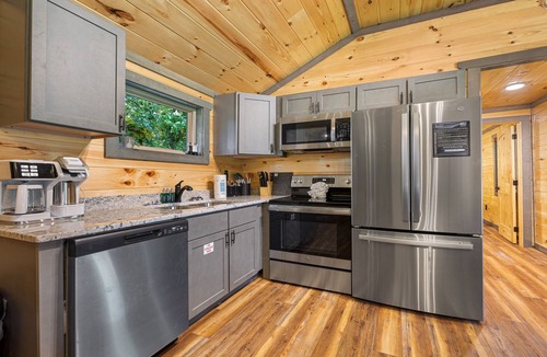 Sevierville Cottage | I Do: Romantic Smokies Cabin!