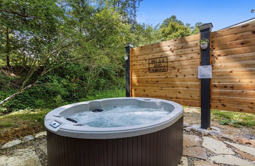 Sevierville Cottage | I Do: Romantic Smokies Cabin!