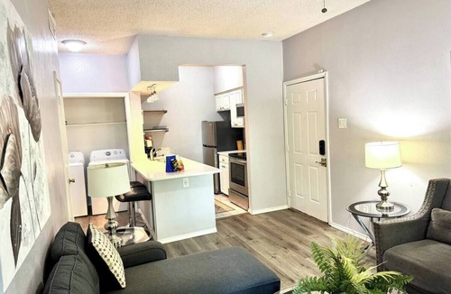 Irving Apartment | I30 – World Cup Stay - 18 min to AT&T - Sleeps 2 - Public Transit