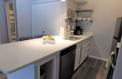 Irving Apartment | I30 – World Cup Stay - 18 min to AT&T - Sleeps 2 - Public Transit