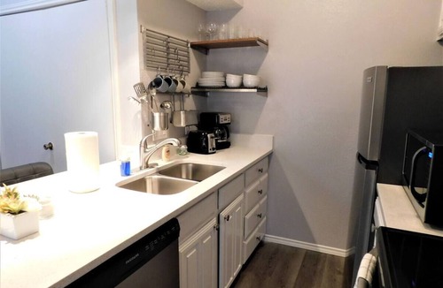 Irving Apartment | I30 – World Cup Stay - 18 min to AT&T - Sleeps 2 - Public Transit