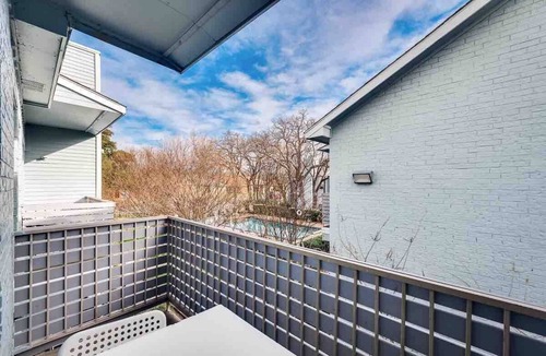 Irving Apartment | I30 – World Cup Stay - 18 min to AT&T - Sleeps 2 - Public Transit