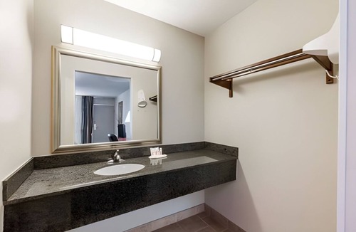New Iberia Hotel | Iberia House & Suites