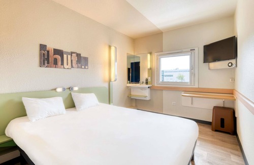 Trappes Hotel | ibis budget Versailles Trappes