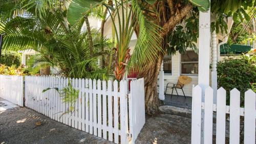 Old Town House | Ibis by AvantStay Close to Duval Street w Shared Pool Month Long Stays Only