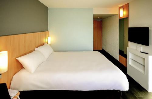 Beynost Hotel | ibis Lyon Est Beynost