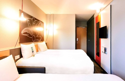 Yves Farge - Le Fleuve Hotel | ibis Lyon Gerland Musée des Confluences