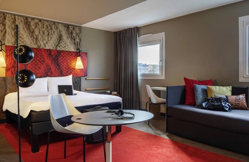 Quartier de la Boule - Champs-Pierreux Hotel | ibis Nanterre la Défense