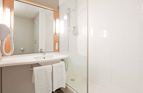 Pantin Hotel | ibis Paris Pantin Eglise