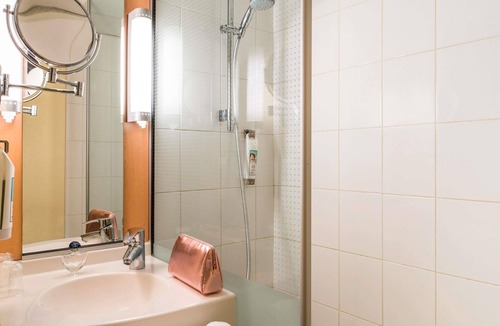 Suresnes Hotel | ibis Paris Pont De Suresnes
