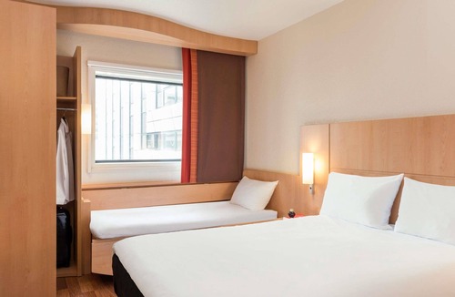 Suresnes Hotel | ibis Paris Pont De Suresnes