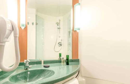 Saint-Denis Hotel | ibis Paris Saint-Denis Stade Sud