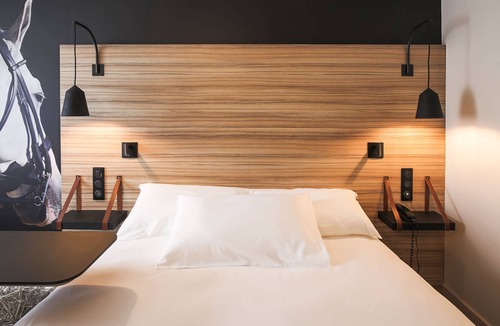 Laval Hotel | ibis Styles Laval Centre Gare