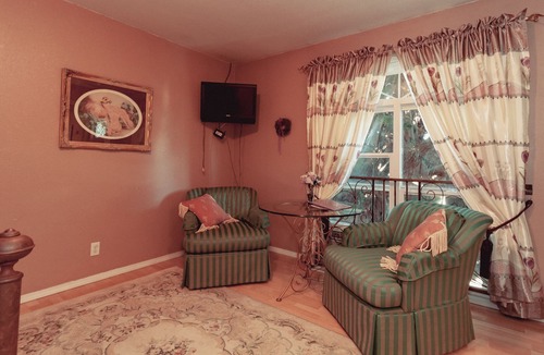 Yelm Bed & Breakfast | Icart Room at BNB Hostel