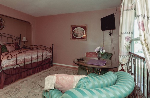 Yelm Bed & Breakfast | Icart Room at BNB Hostel