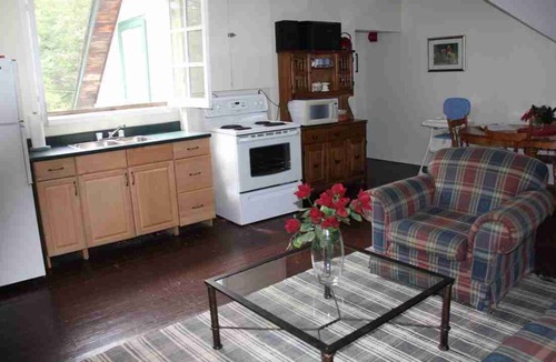 Port Sydney Cottage | Ice Palace Cottage – A Classic Family Escape on a Safe, Shallow Shoreline