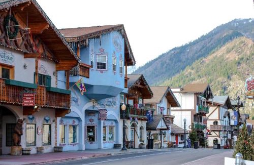 Downtown Leavenworth House | Icicle Village Resort 402: Juniper Studio