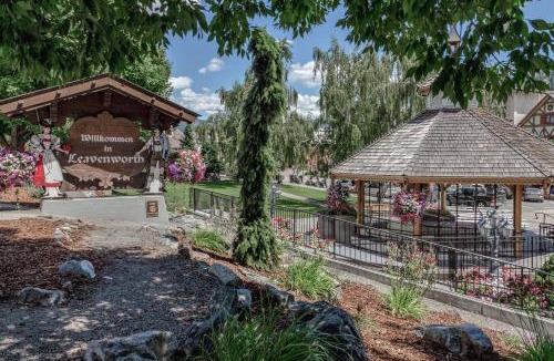 Downtown Leavenworth House | Icicle Village Resort 402: Juniper Studio