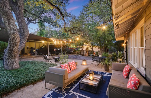 Clarksville House | Iconic Austin Home + Shared Pool - Hemingway!