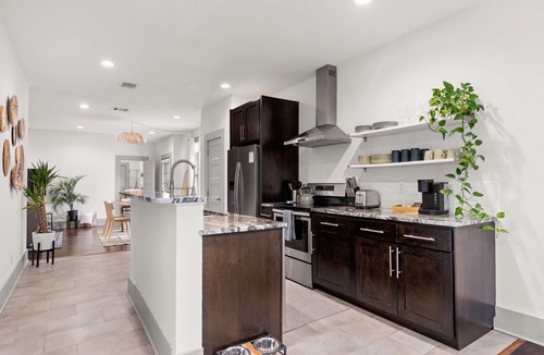 Government Hill House | Iconic Blue Bungalow at The Pearl, River Walk & Downtown. Family & Pet Friendly!