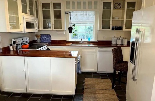 Bristol House | Iconic Bristol Ferry Lighthouse