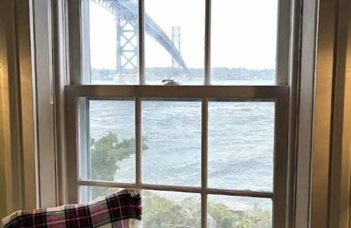 Bristol House | Iconic Bristol Ferry Lighthouse