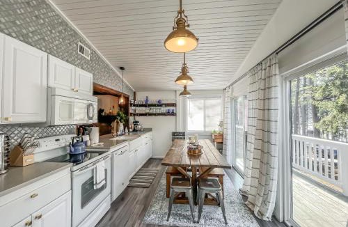 Blakeslee House | Iconic Cabin Hot tub fire pit lakefront dock pet friendly and more