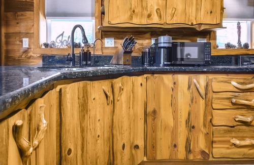 Divide Cabin | Iconic Colorado Experience/Getaway: Hot Tub, Sauna & Mountain View, 43 acres