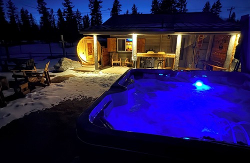 Divide Cabin | Iconic Colorado Experience/Getaway: Hot Tub, Sauna & Mountain View, 43 acres